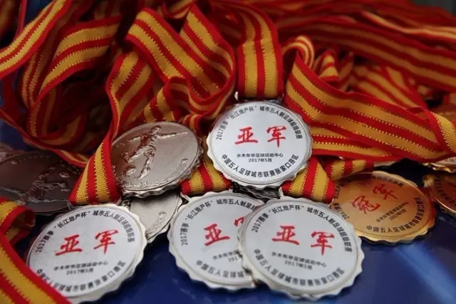 丁彦雨航在社交媒体上分享视频，鼓励燕子